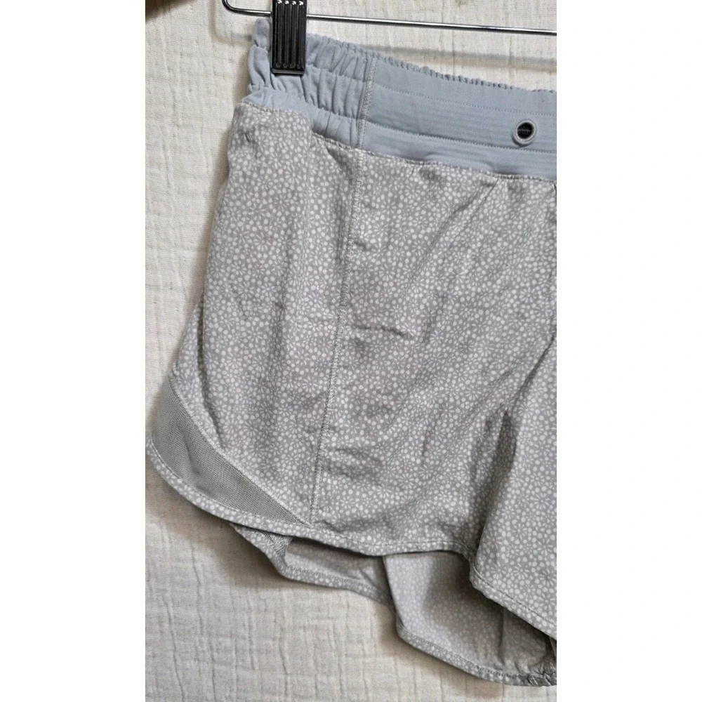 Lululemon Women's Hotty Hot Swiss‎ Dot Light Gray Shorts Sz 4 No Drawstring